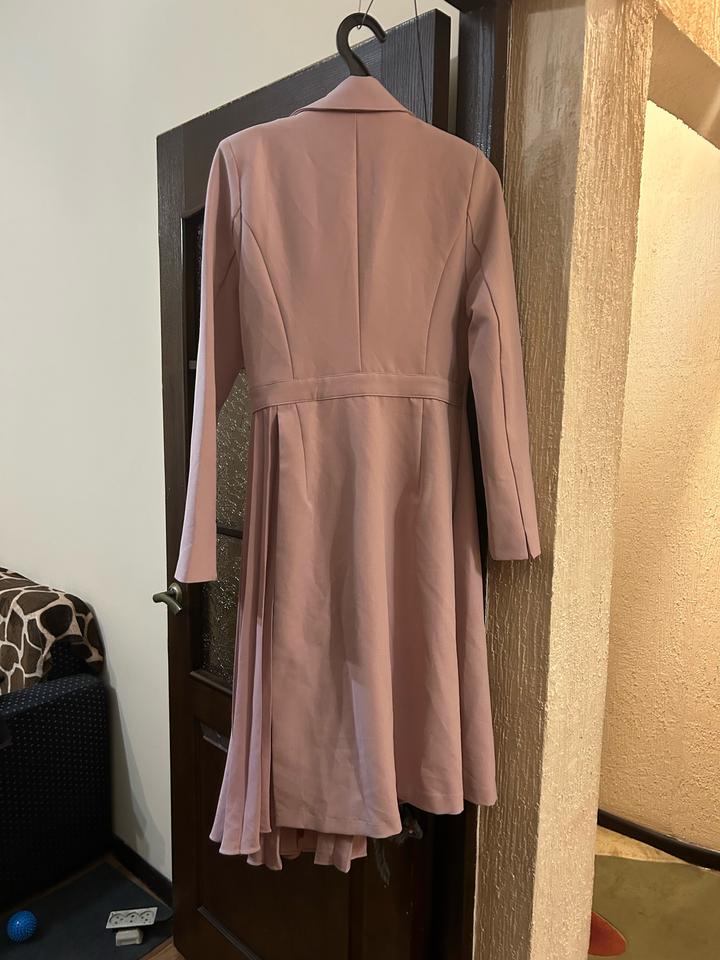 Розовое платье с запахом