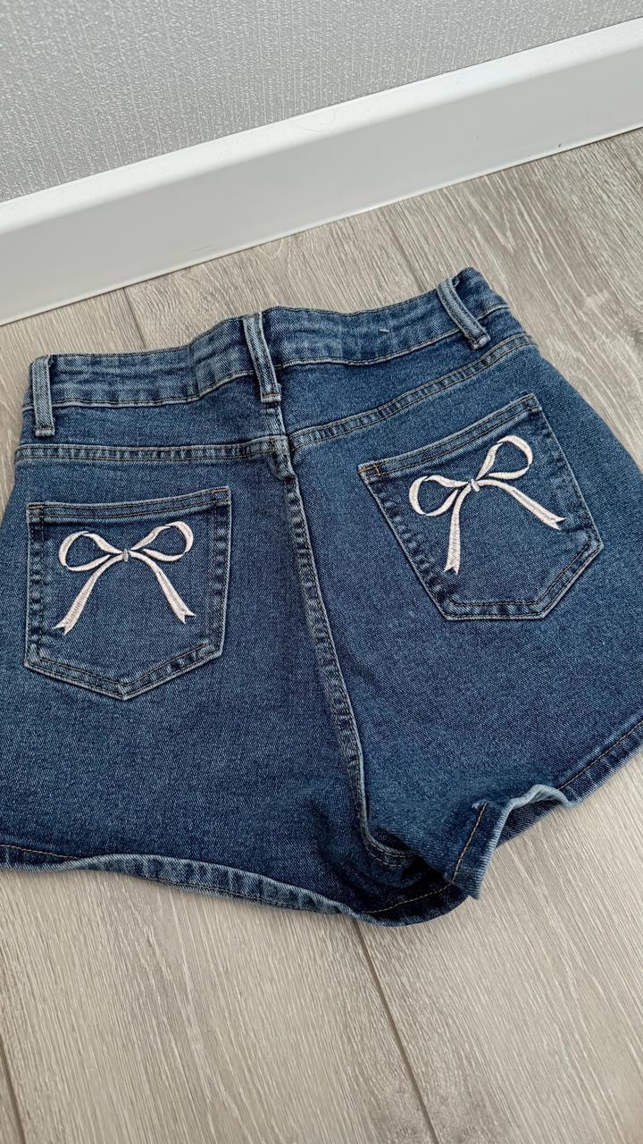 Короткие джинсовые шорты