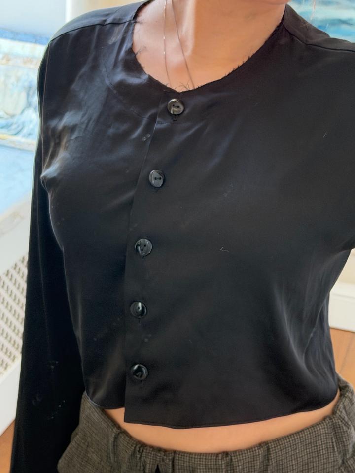 Укороченная атласная рубашка