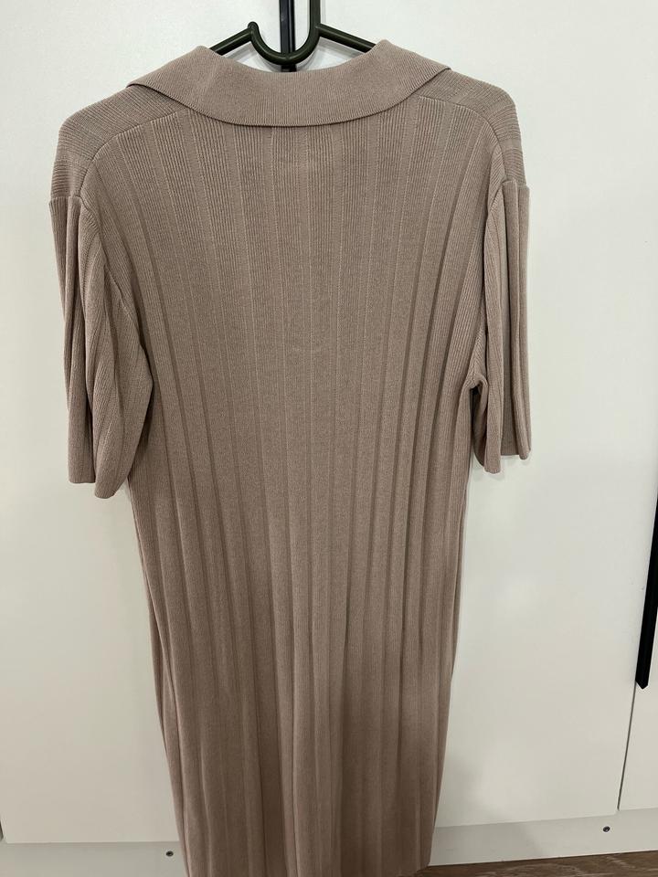 платья h&m бежевое