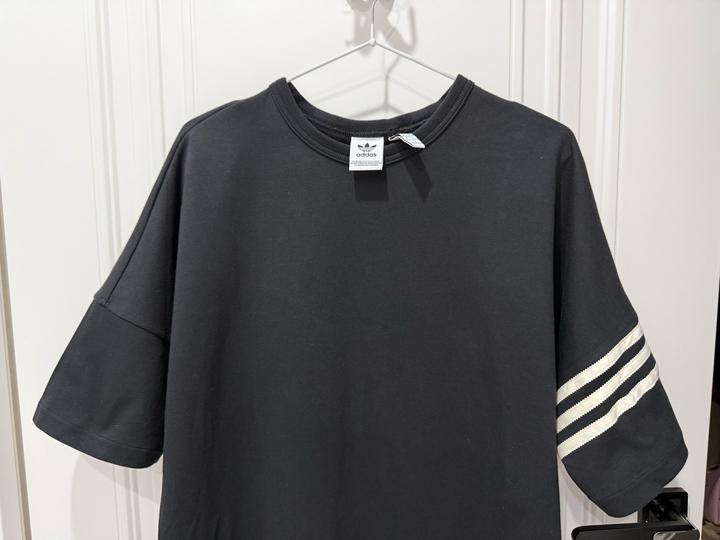 черное платье от бренда Adidas Originals.