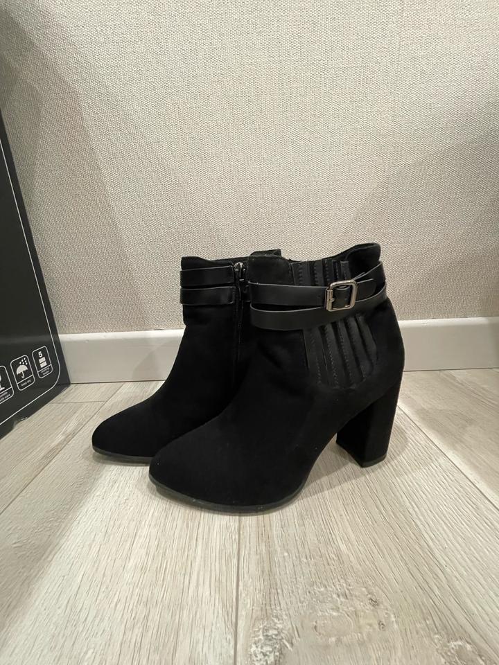 Черный обувь