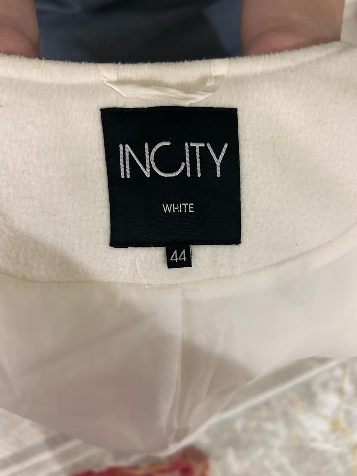 Белое пальто INCITY