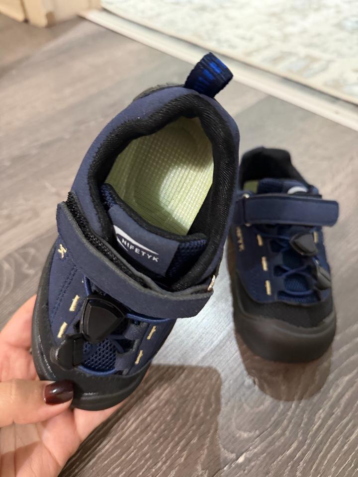 Новые детские кроссовки