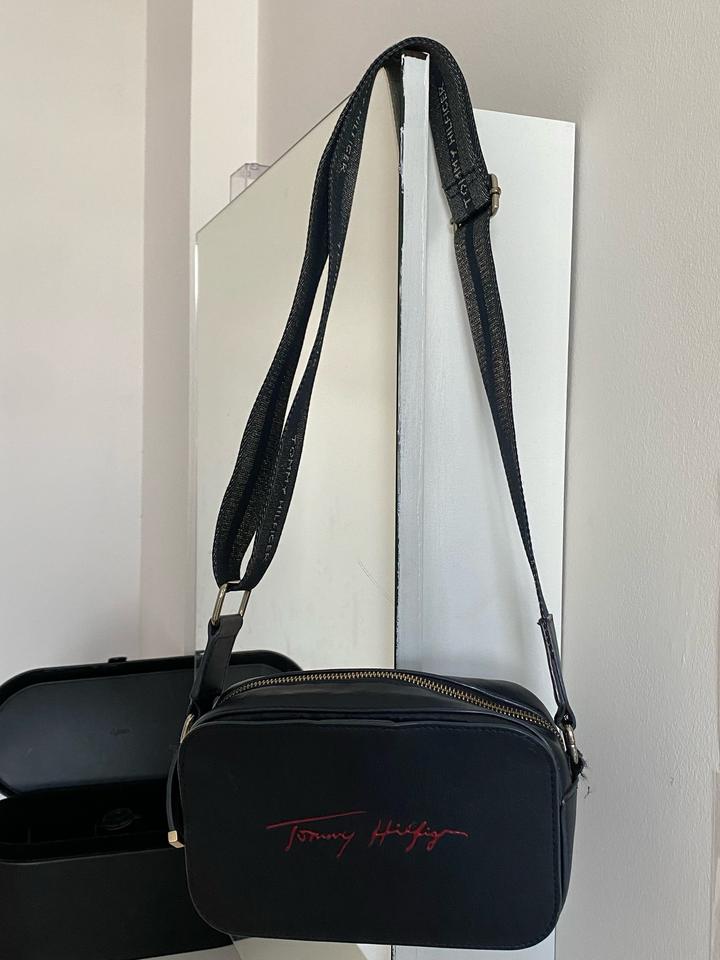 Темно синяя сумка от Tomy Hilfigher