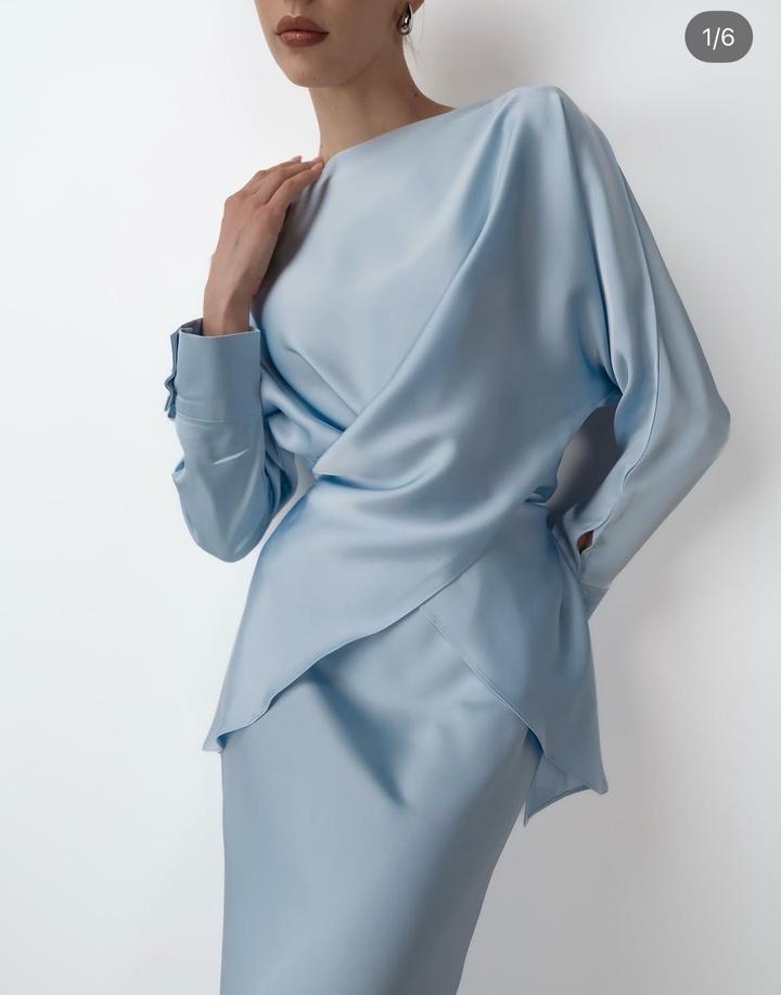 Атласная двойка в серебристом оттенке