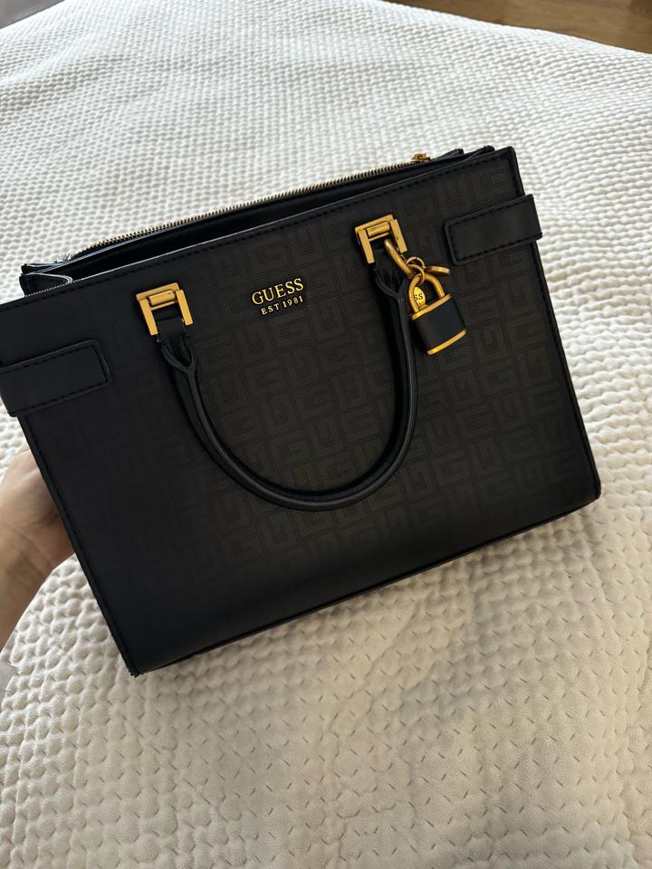 Черная кожаная сумка GUESS