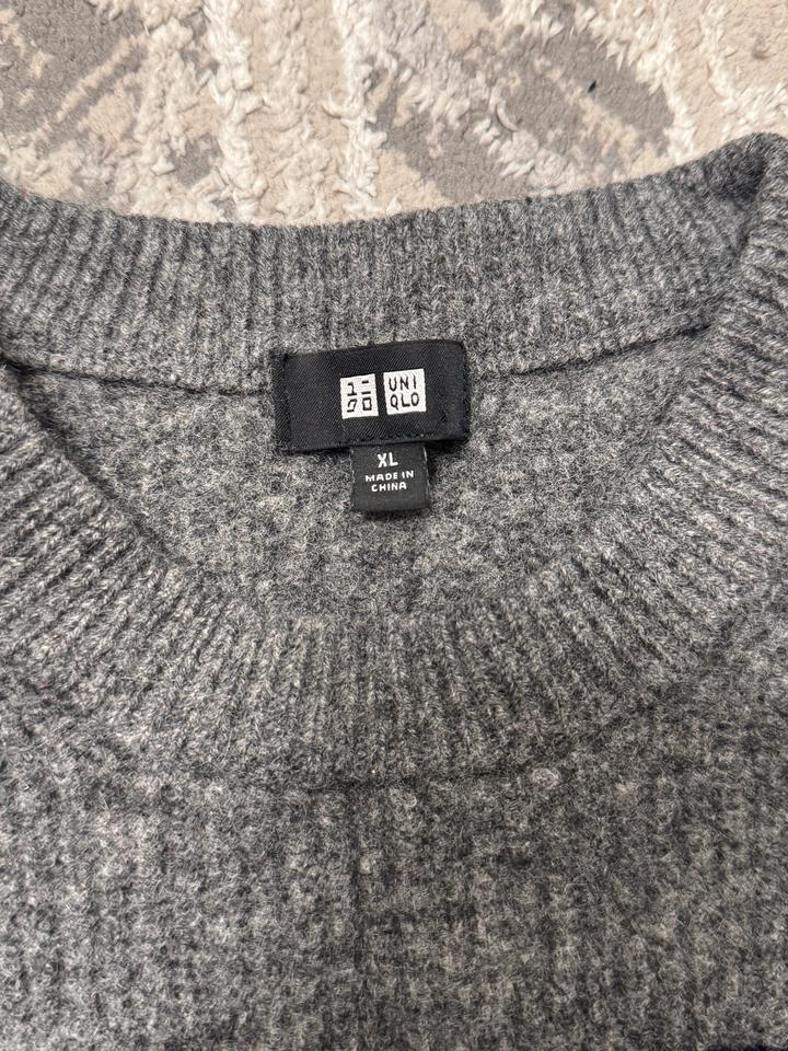 Свитер серый UNIQLO