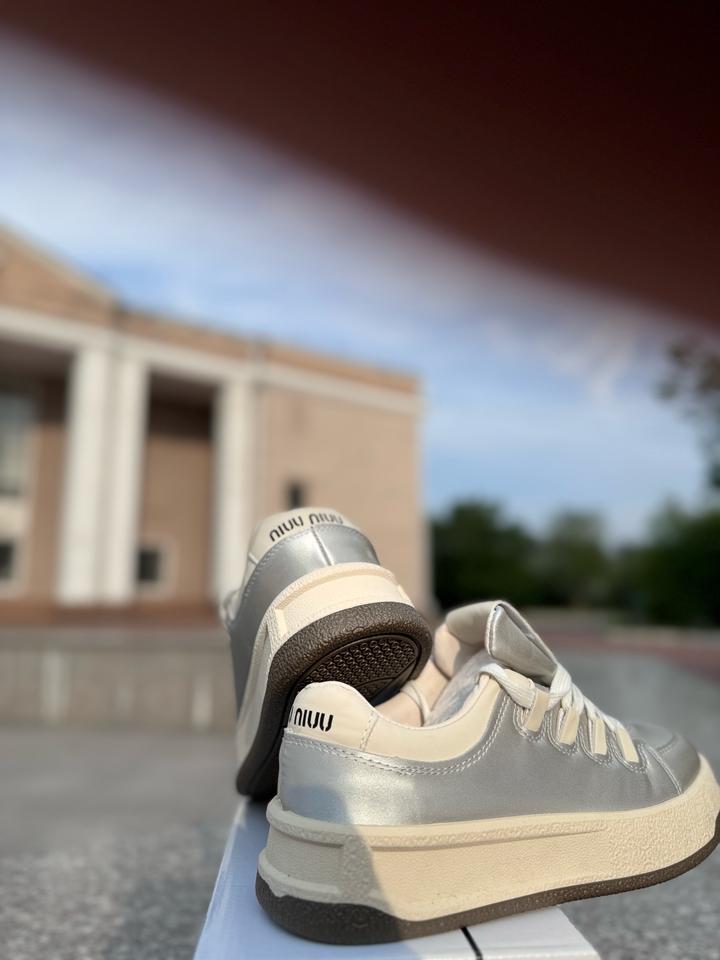 Женские кроссовки