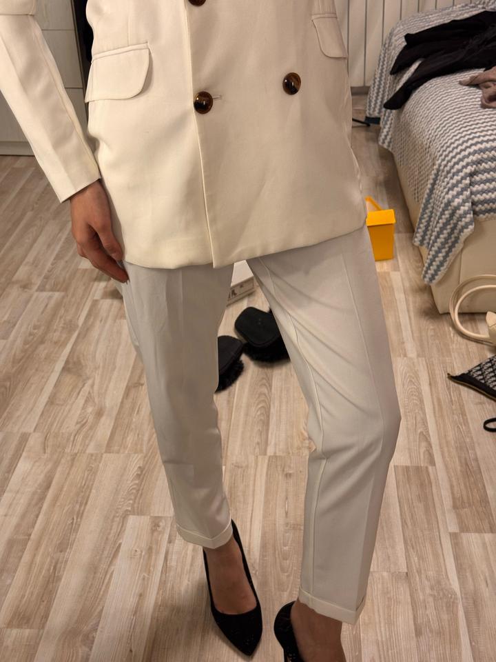 Белый брючный костюм