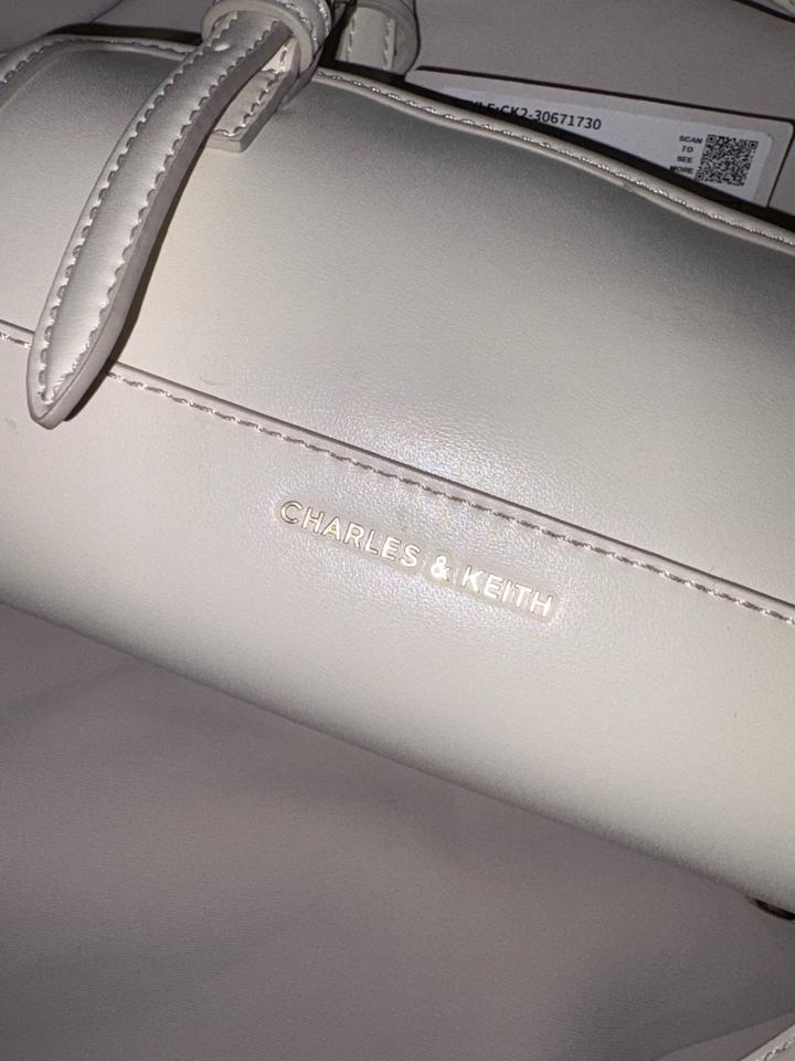 Сумка в размере s от Charles & Keith