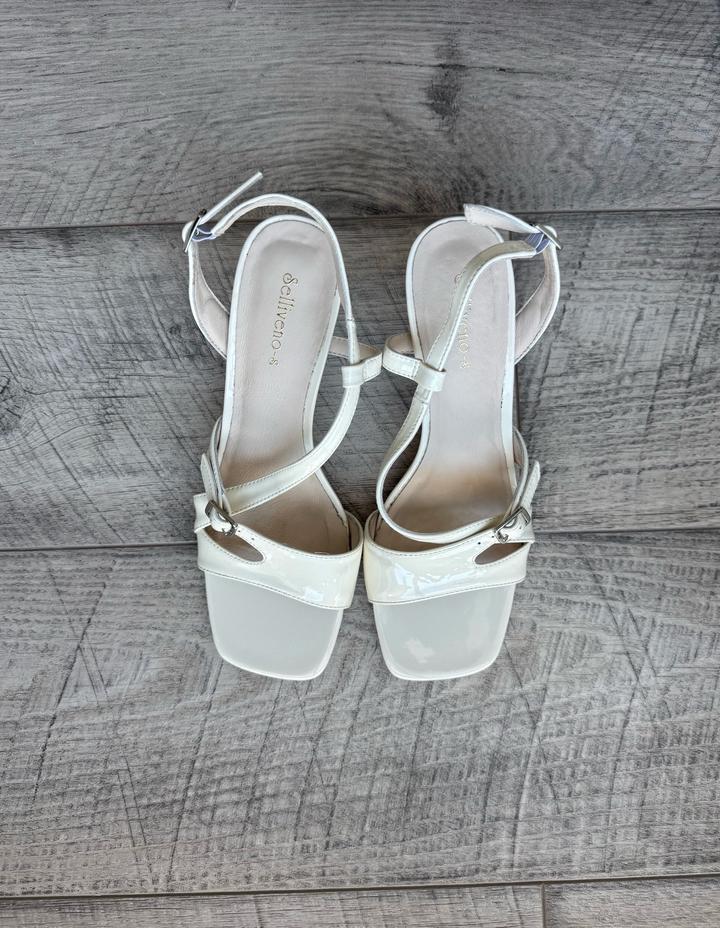 Лаковые босоножки в молочном цвете