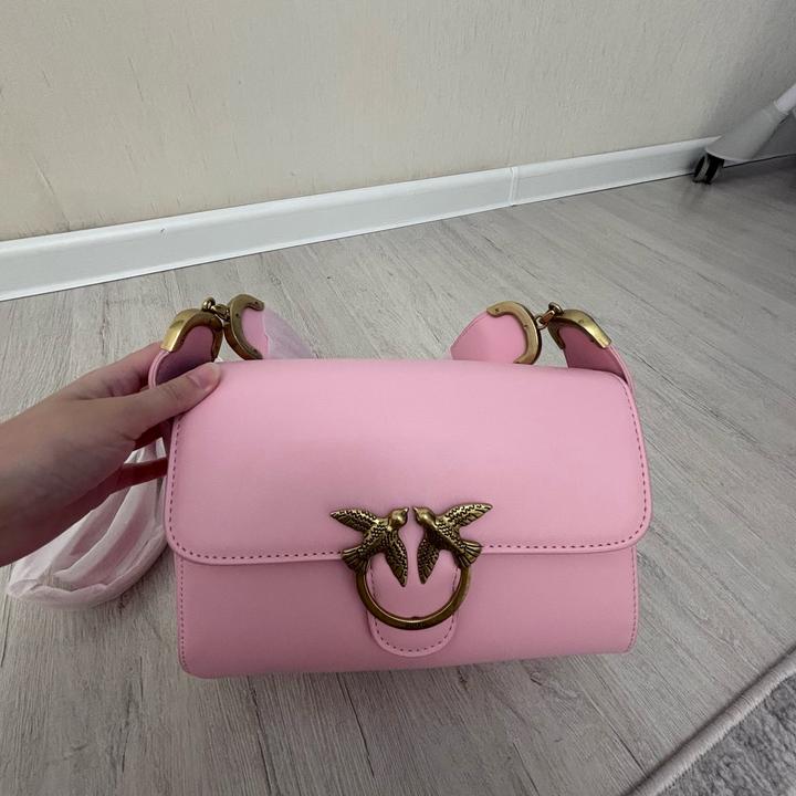 Розовая сумка Pinko с золотистой фурнитурой.