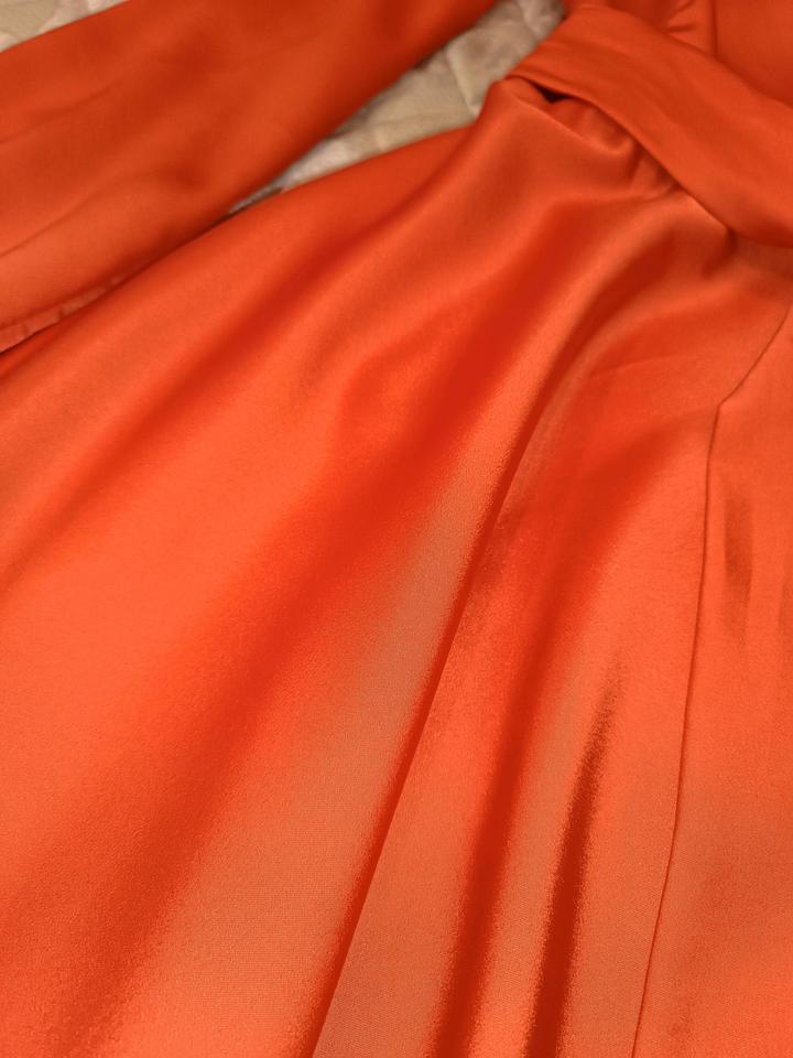 Потрясающее платье на запа́х в благородном красно-оранжевом цвете из шёлка🔥