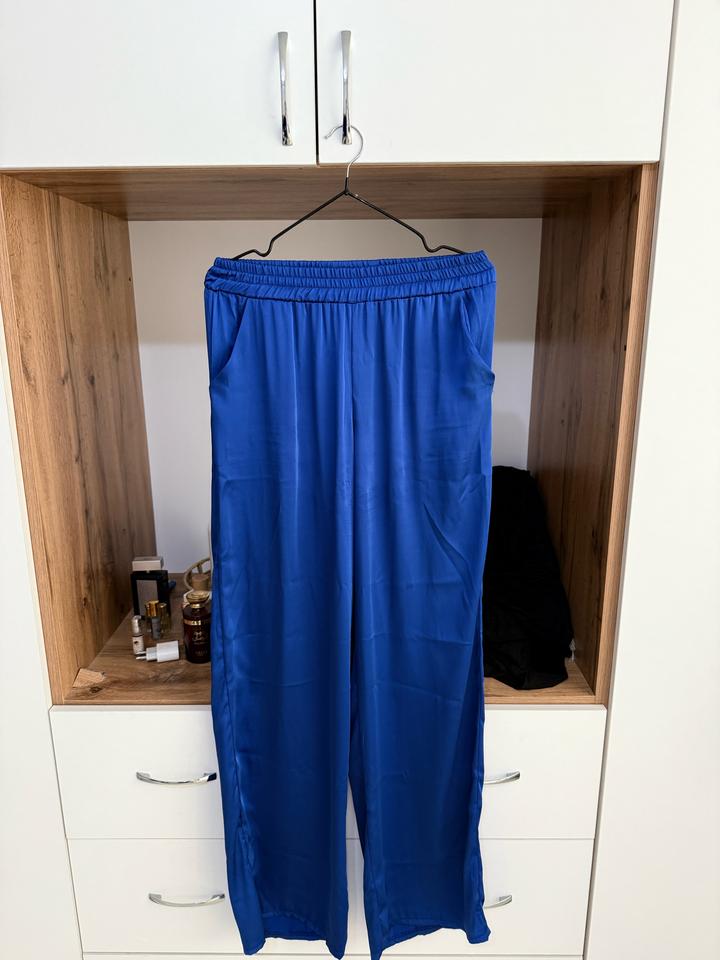 Костюм атласный