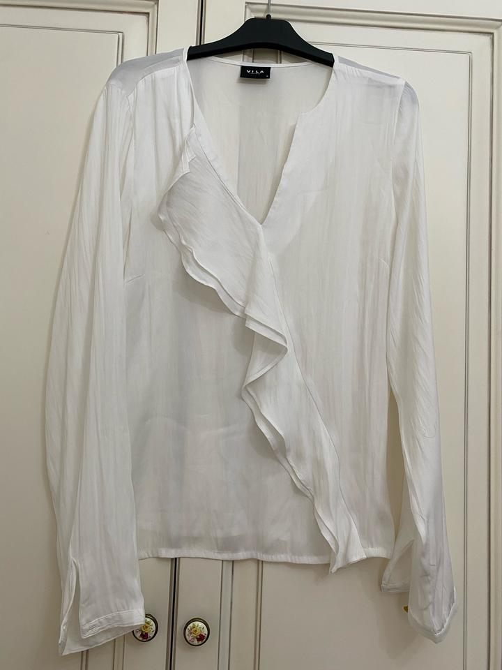 Бела блузка Vila