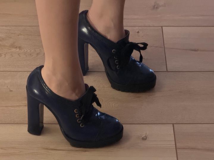 ботильоны на толстом каблуке с платформой и шнуровкой
