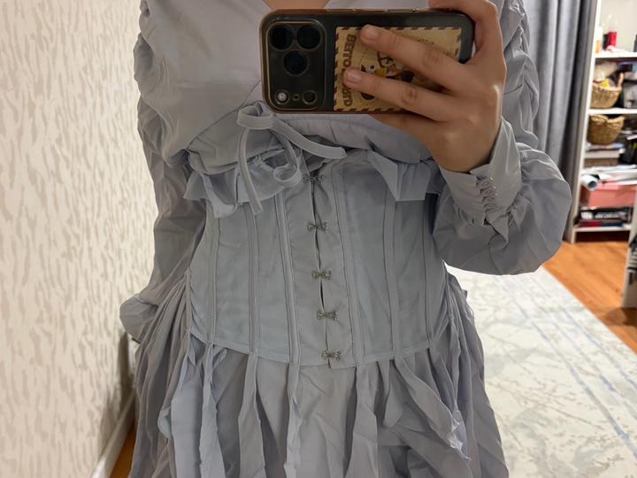 Голубое платье