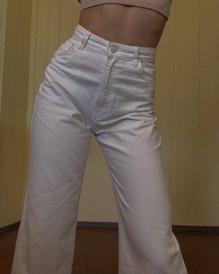 Белые джинсы на высокой посадке Bershka