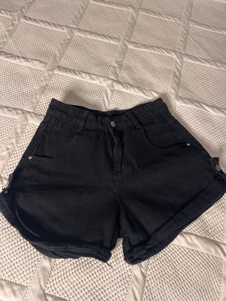 черные джинсовые шорты