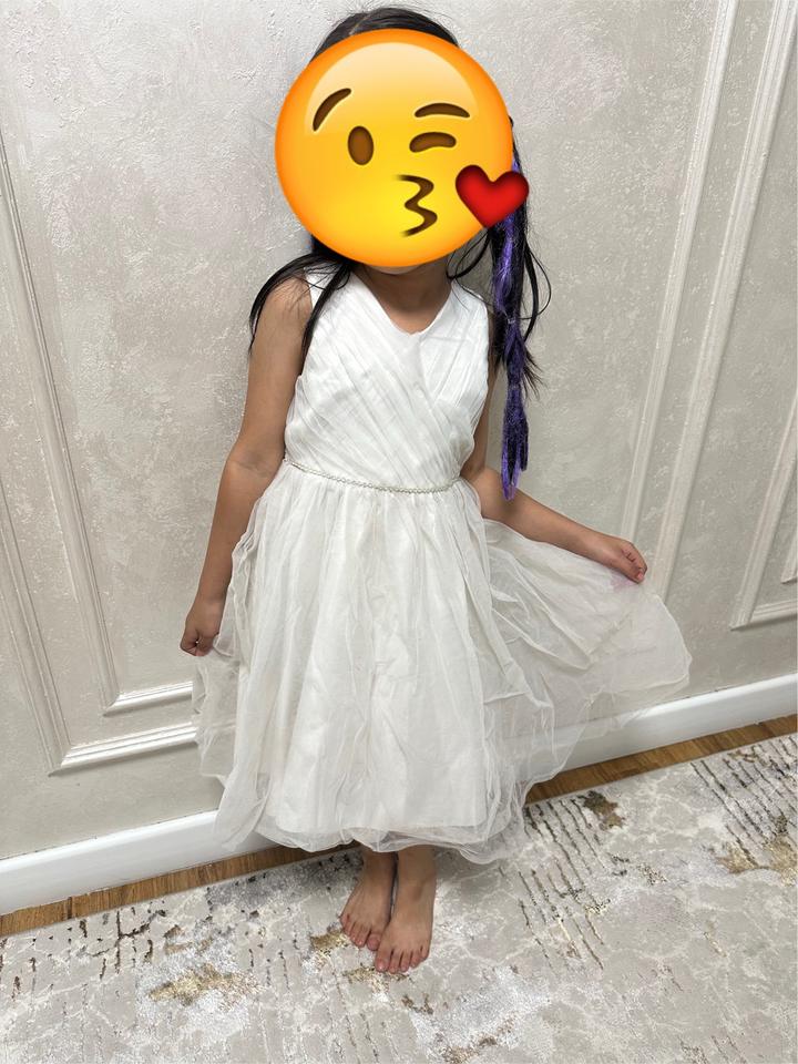Нарядное белое детское платье