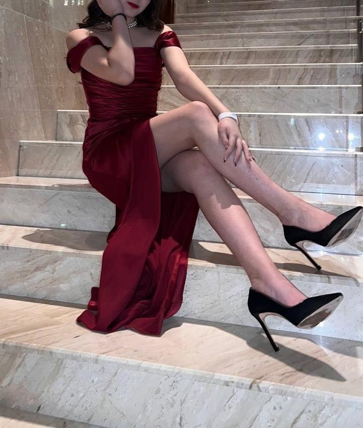 бордовое корсетное платье