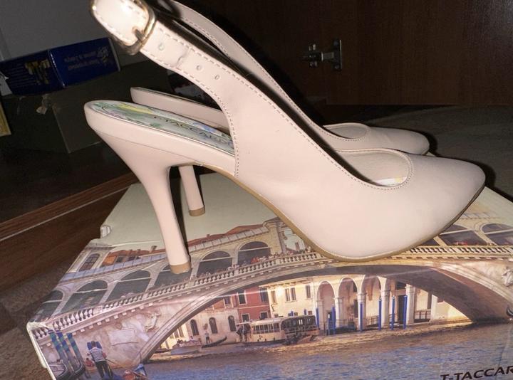 Розовые босоножки