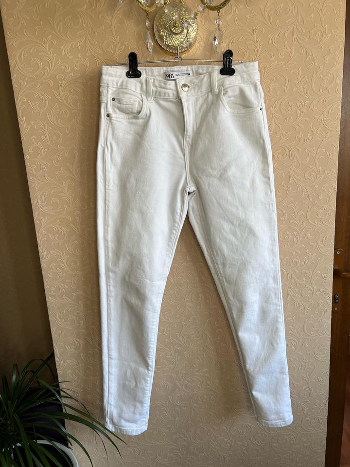 Белые джинсы Zara