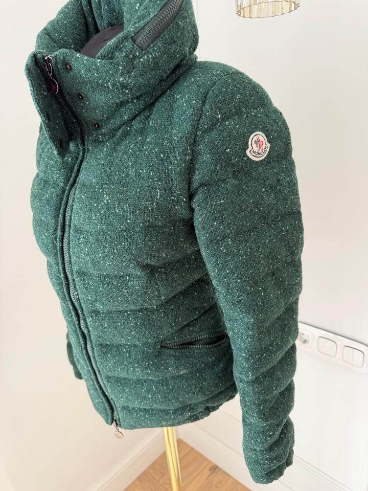 Пуховик жен. Moncler, размер xs