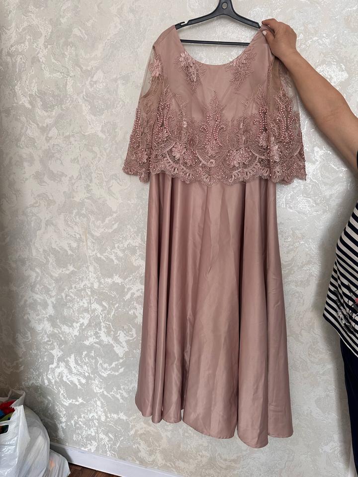 Нежное розовое платье