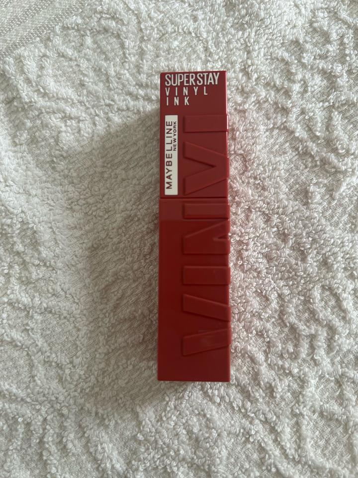 Суперстойкая помада Maybelline Super Stay Vinyl Ink в оттенке 100 Charmed