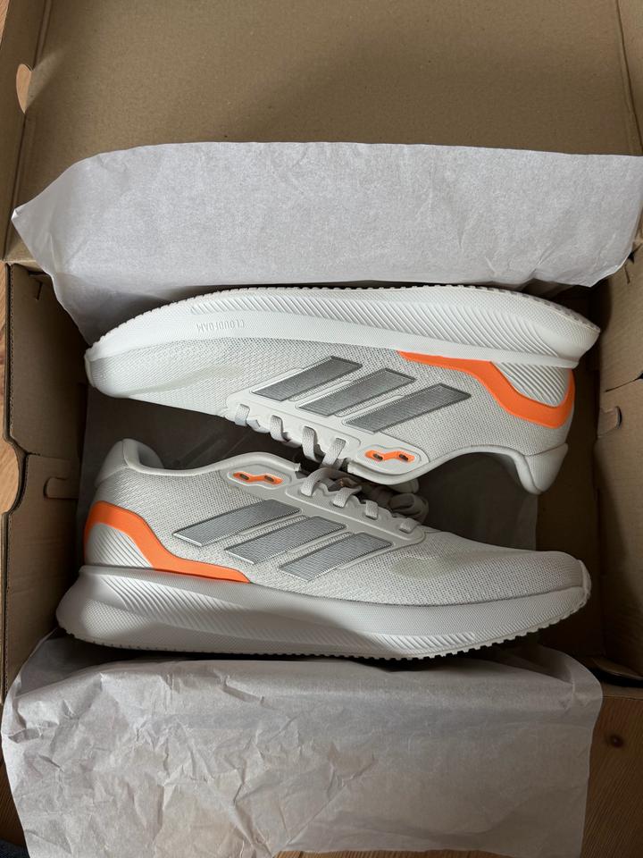 Кроссовки Adidas универсальные