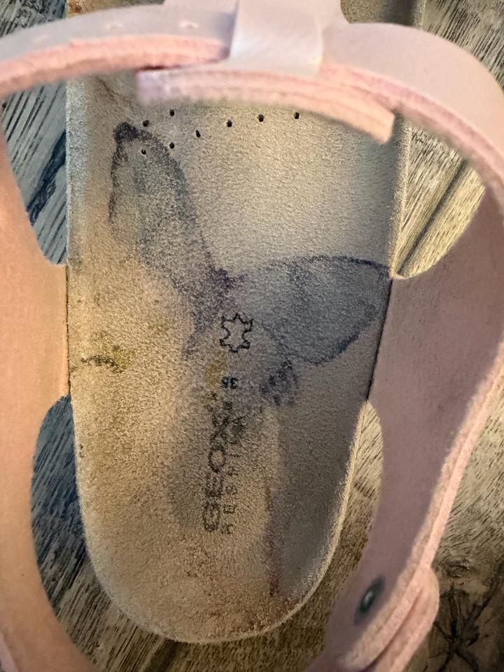 Розовые сандалии