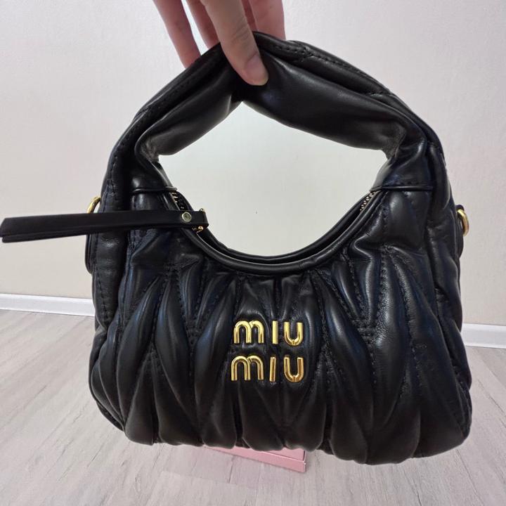 Элегантная мини-сумка Miu Miu в классическом черном цвете.