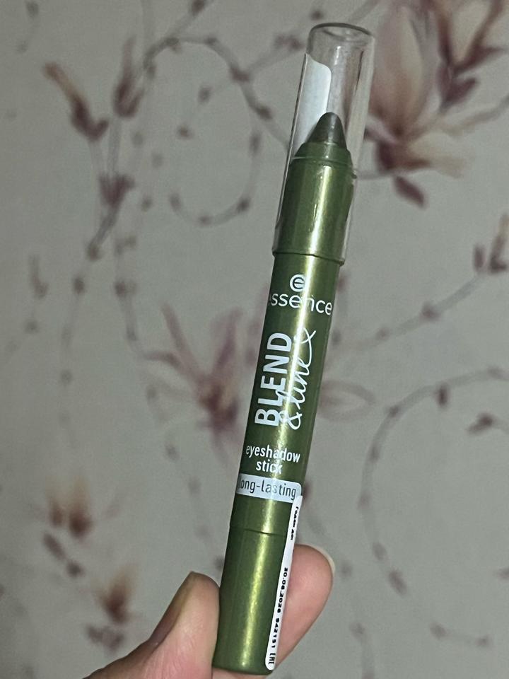 Тени для век в карандаше Essence Blend & line