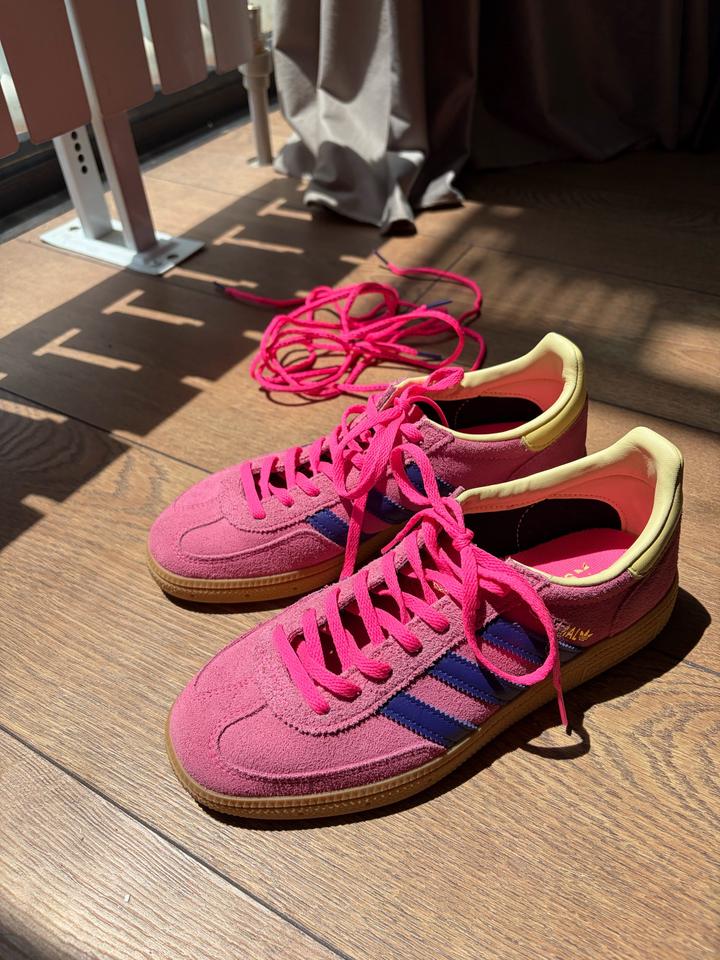 розовые кроссовки adidas spezial