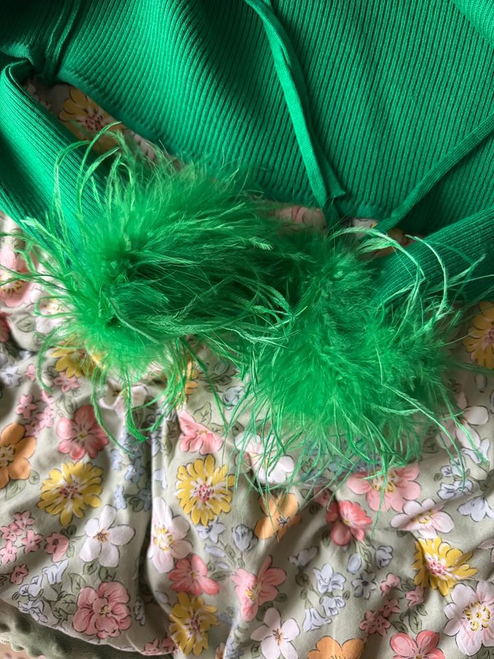 Зеленый укороченный кардиган Pudra с перьями
