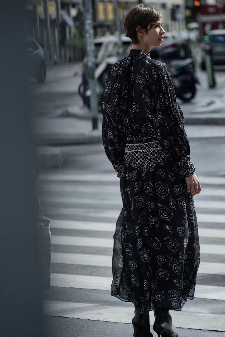 Черное платье с вышивкой Zara