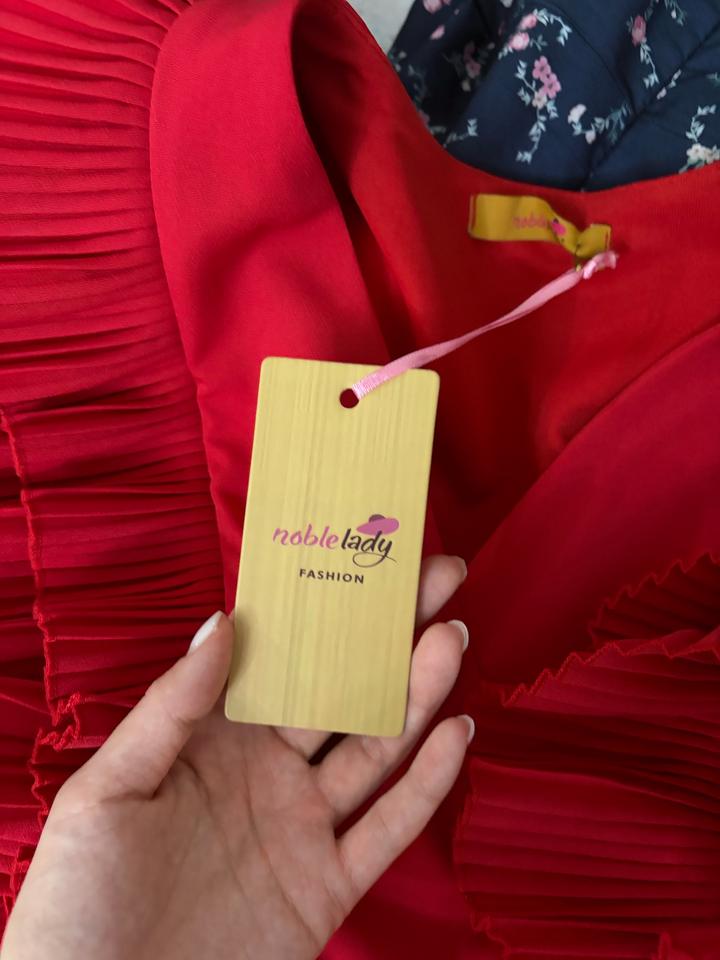 Красное платье