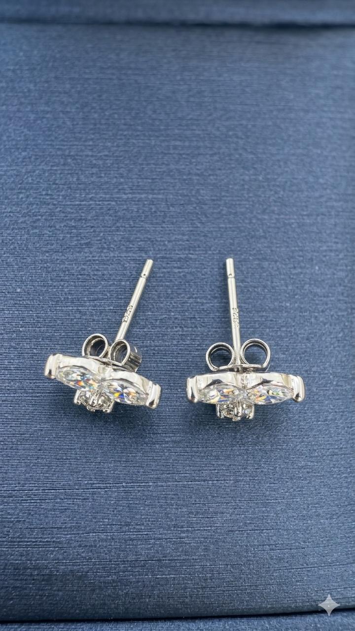 Серьги пусеты из серебра 925 пробы с муассанитами