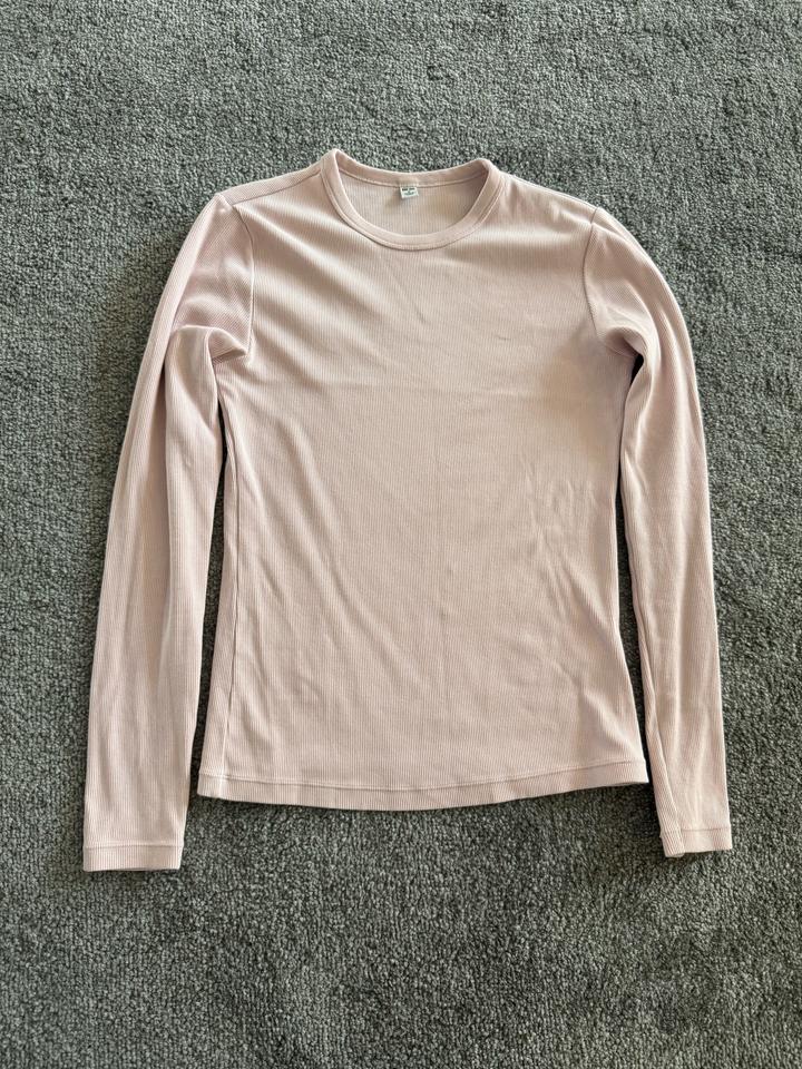 Розовый лонгслив от Uniqlo