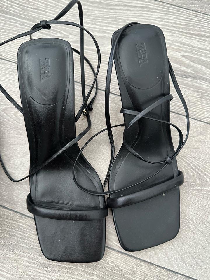 Кожаные босоножки Zara