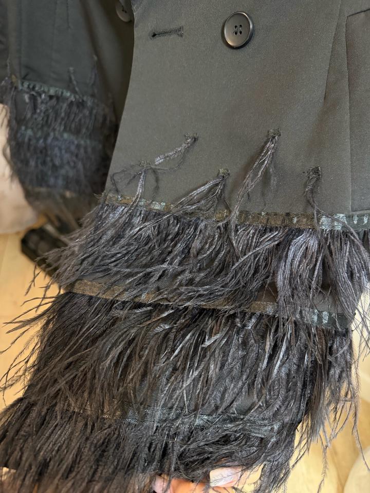 Пиджак с перьями