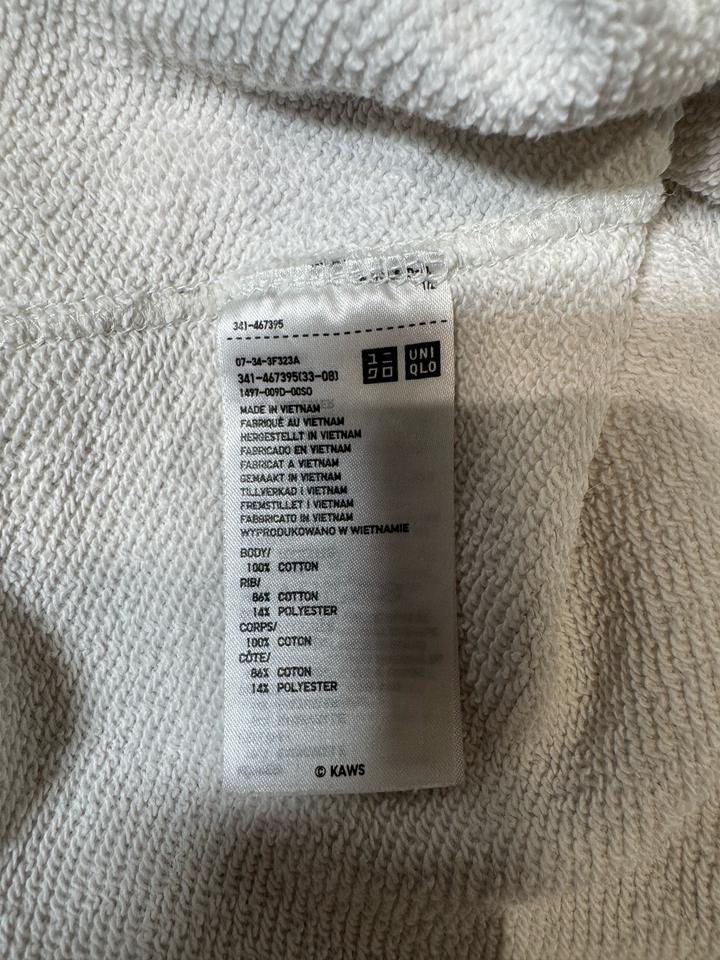 Белая кофта Kaws x Uniqlo