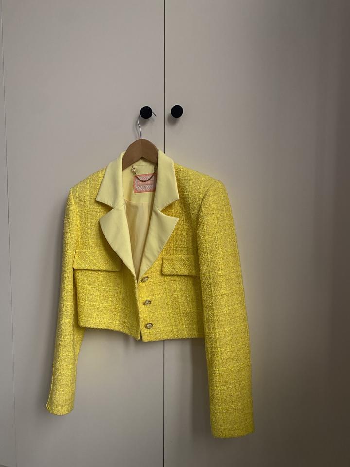 яркий пиджак с плечиками