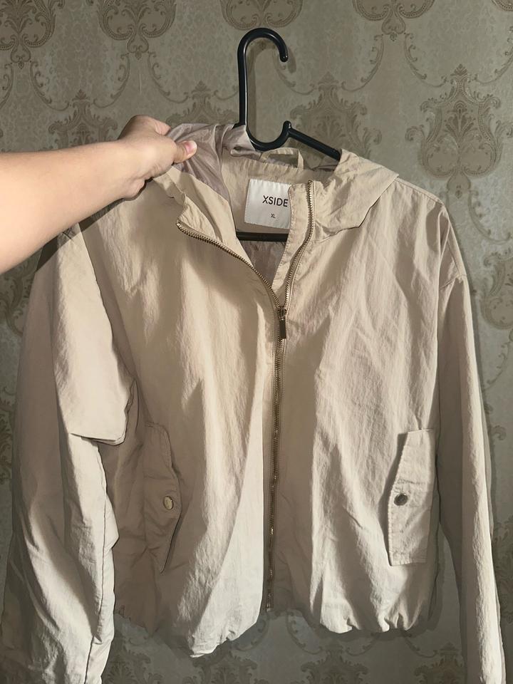 Бежевая женская ветровка с капюшоном