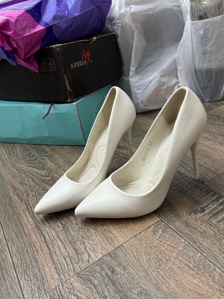 белые классические туфли