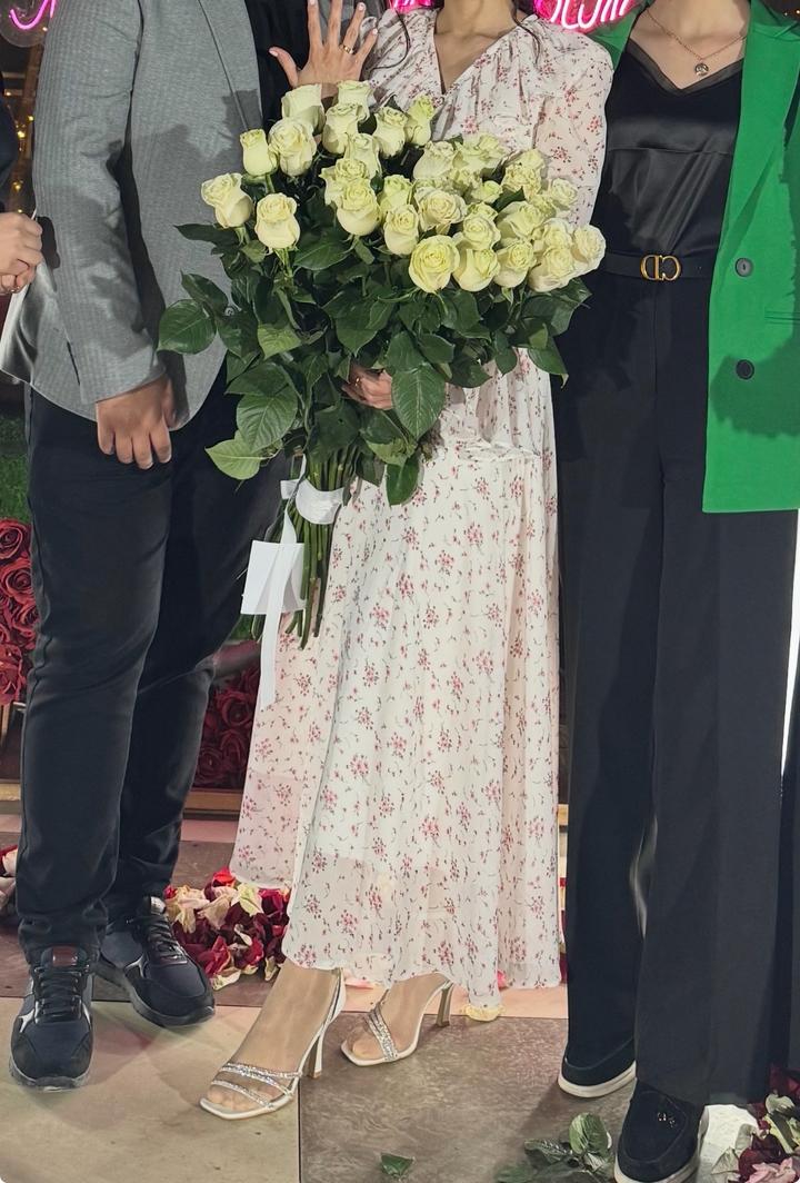 Белое платье с цветочным принтом