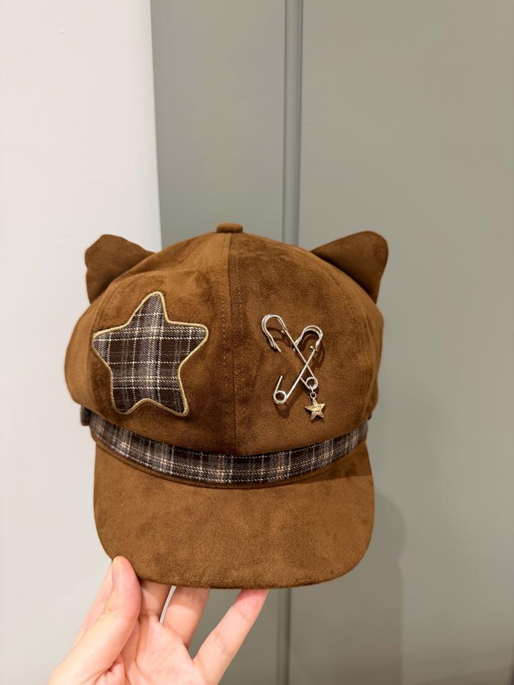 Коричневая шапка с кошачьими ушками