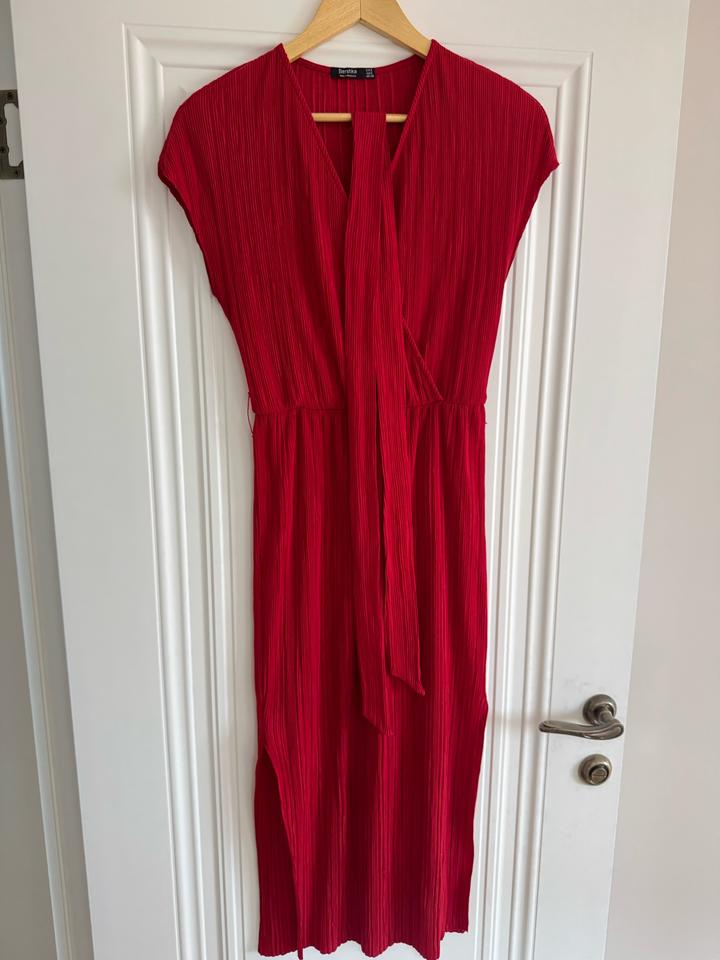 Красное платье Bershka